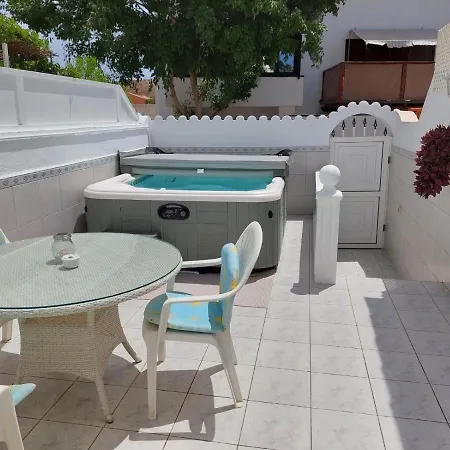 Hébergement de vacances Jacuzzi House Sunflower *